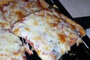 Pizza mediteraneana cu ton si ceapa rosie.