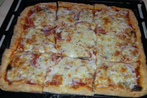 Pizza mediteraneana cu ton si ceapa rosie.