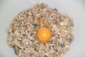 Flori din foietaj cu mixt de legume si carne tocata