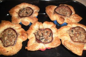 Flori din foietaj cu mixt de legume si carne tocata