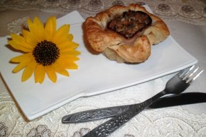 Flori din foietaj cu mixt de legume si carne tocata