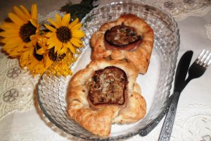 Flori din foietaj cu mixt de legume si carne tocata
