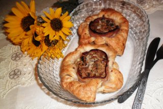 Flori din foietaj cu mixt de legume si carne tocata