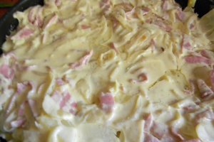 Cartofi la cuptor cu sunca , ceapa si smantana