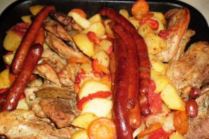 Friptura de porc cu legume si carnati picanti la cuptor