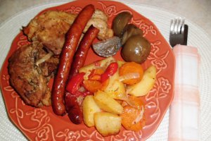 Friptura de porc cu legume si carnati picanti la cuptor
