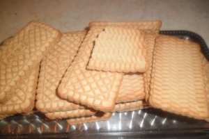 Tort cu blat din mere nuci si biscuiti