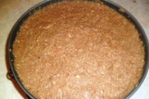 Tort cu blat din mere nuci si biscuiti