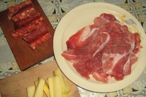 Rulouri de carne cu sos de cascaval si bere neagra