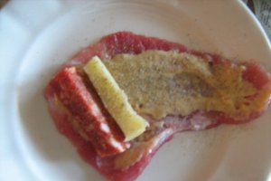Rulouri de carne cu sos de cascaval si bere neagra