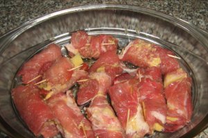 Rulouri de carne cu sos de cascaval si bere neagra