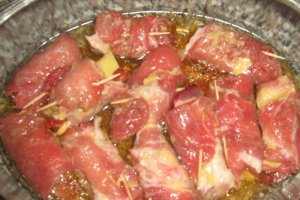 Rulouri de carne cu sos de cascaval si bere neagra