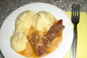 Rulouri de carne cu sos de cascaval si bere neagra