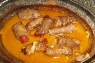 Rulouri de carne cu sos de cascaval si bere neagra