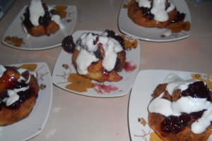Desert papanasi cu smantana si dulceata de visine