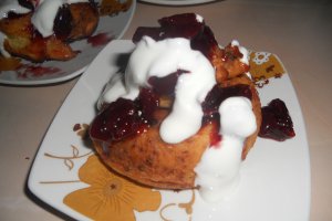 Desert papanasi cu smantana si dulceata de visine