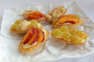 Barcute cu crema de vanilie si fructe.