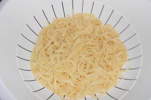 Spaghete cu creveti in sos de vin