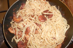 Spaghete cu creveti in sos de vin