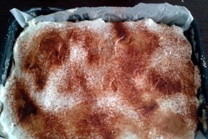 Prajitura cu mere, crema de vanilie si frisca