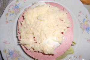Sandwich cu parizer de vita,mozzarella si varza cu maioneza