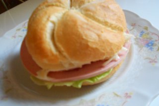 Sandwich cu parizer de vita,mozzarella si varza cu maioneza