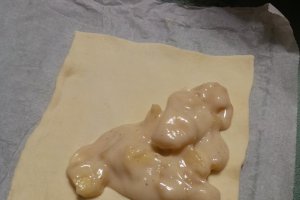 Trigoane cu mere si crema de vanilie.