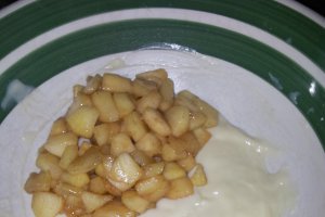 Trigoane cu mere si crema de vanilie.