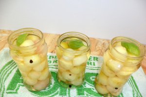 Ceapa conservata in otet de vin alb
