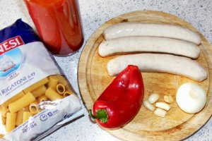 Rigatoni cu sos de rosii si carnati thuringer
