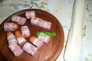 Cremwursti in bacon si aluat de foietaj
