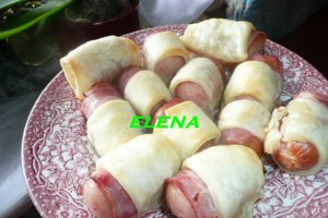 Cremwursti in bacon si aluat de foietaj