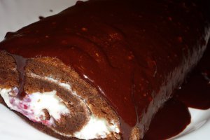 Rulada de ciocolata cu branza dulce si zmeura