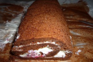 Rulada de ciocolata cu branza dulce si zmeura