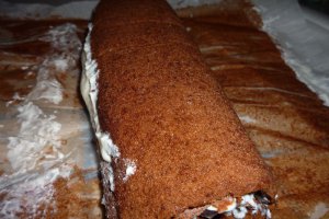 Rulada de ciocolata cu branza dulce si zmeura