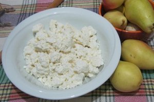Prajitura cu branza dulce şi pere