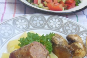 Piept de porc umplut cu carnati