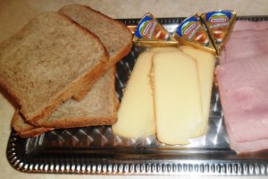 Sandwich-uri cu cascaval de la Delaco in aluat de snitele