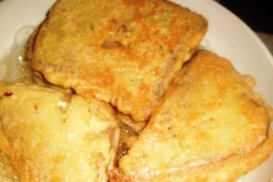 Sandwich-uri cu cascaval de la Delaco in aluat de snitele