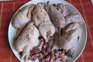 Prepelite cu ciuperci, capere si masline
