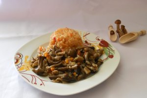 Tocanita de bureti (ghebe) cu garnitura de orez