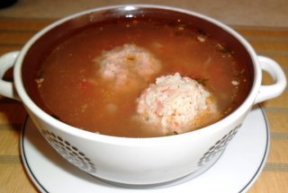 Ciorba de perisoare din carne de vitel , cu mult tarhon