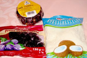 Bomboane tip Raffaello cu nuca de cocos, curmale si prune uscate