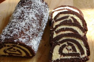 Desert rulada de biscuiti cu crema de cocos