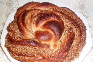 Trandafir din aluat dospit, cu nuca si gem de caise
