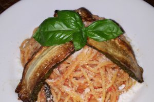 Spaghete cu sos de rosii coapte si dovlecei prajiti.