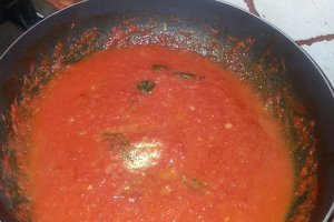 Spaghete cu sos de rosii coapte si dovlecei prajiti.