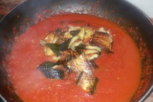 Spaghete cu sos de rosii coapte si dovlecei prajiti.