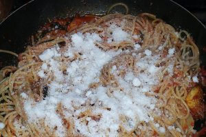 Spaghete cu sos de rosii coapte si dovlecei prajiti.