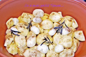 Pulpe de pui cu cartofi la cuptor in vas roman